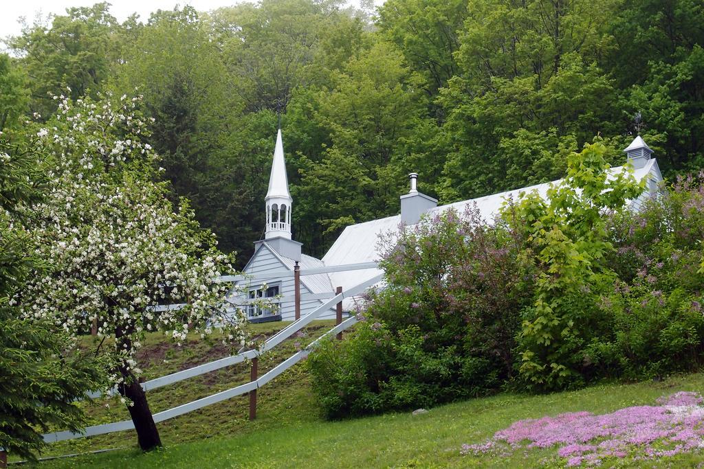 Le Petit Clocher Gite Touristique B & B Saint-Sauveur-des-Monts Zewnętrze zdjęcie