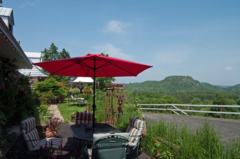 Le Petit Clocher Gite Touristique B & B Saint-Sauveur-des-Monts Zewnętrze zdjęcie