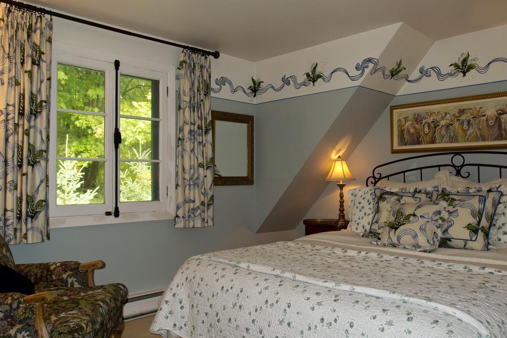 Le Petit Clocher Gite Touristique B & B Saint-Sauveur-des-Monts Pokój zdjęcie