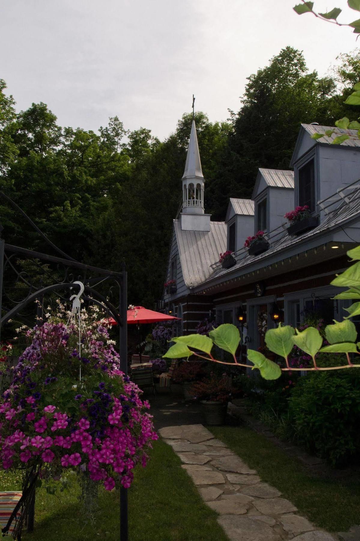 Le Petit Clocher Gite Touristique B & B Saint-Sauveur-des-Monts Zewnętrze zdjęcie
