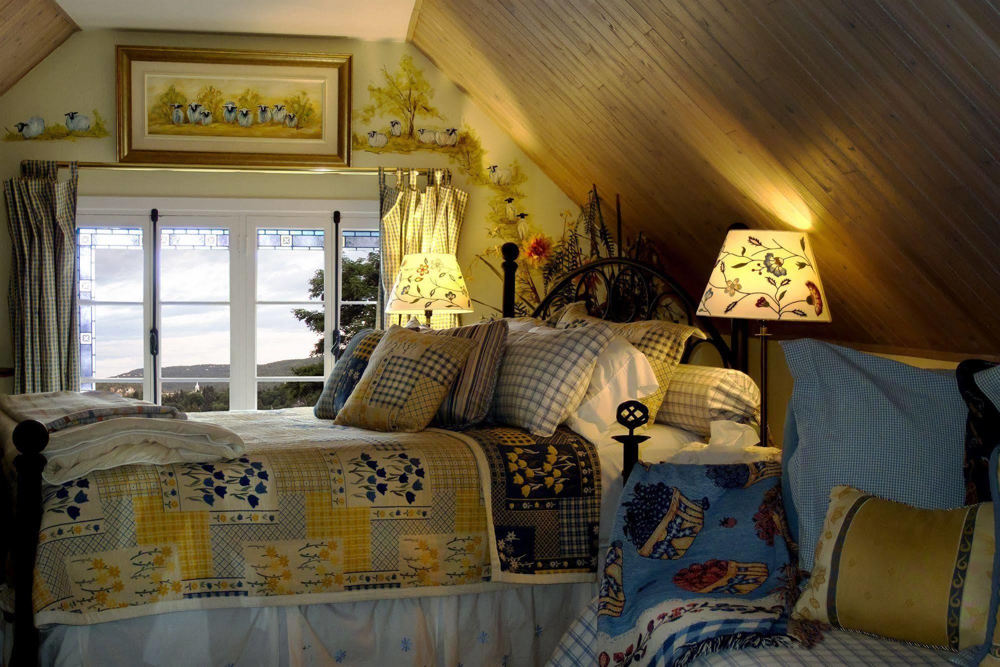 Le Petit Clocher Gite Touristique B & B Saint-Sauveur-des-Monts Zewnętrze zdjęcie